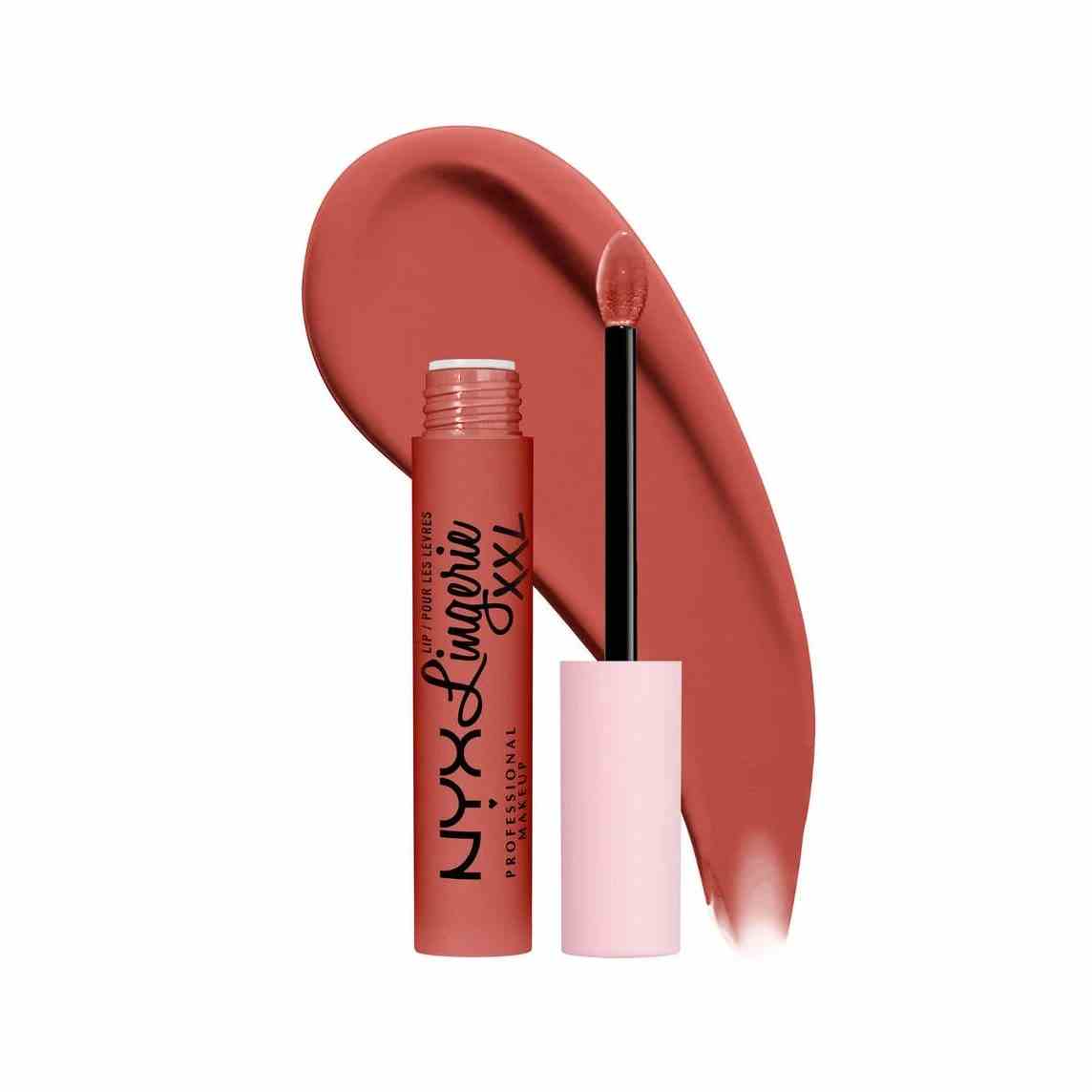 NYX Professional Makeup Lip Lingerie XXL Matte Liquid Lipstick Tube mit pinkfarbenem flüssigem Lippenstift in Terrakotta mit flachem Applikator und großem Muster auf weißem Hintergrund