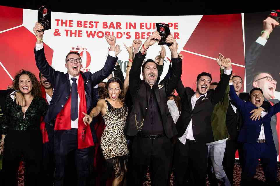 Das Paradiso-Team feiert seinen Sieg bei den World's 50 Best Bars Awards in Barcelona