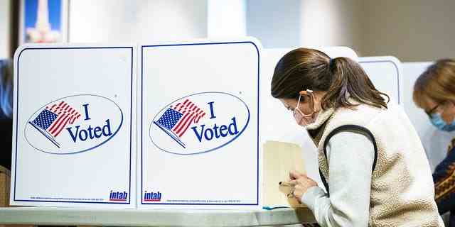 Den Wählern wird gezeigt, wie sie am 2. November 2021 in einem US-Wahllokal Stimmzettel abgeben.