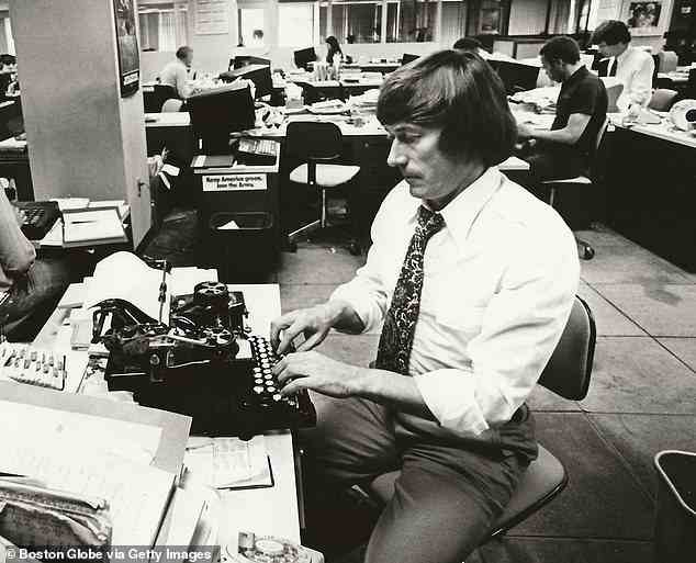 Herr Thomas (im Bild bei der Arbeit in der Nachrichtenredaktion von Boston Globe im Jahr 1979) schrieb darüber, wie er sich von unten nach oben vorgearbeitet hat, angefangen als Nachrichtenbote bis hin zum Ombudsmann für den Boston Globe