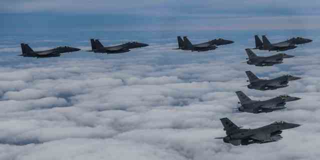 Auf diesem vom südkoreanischen Verteidigungsministerium bereitgestellten Foto fliegen die F15K-Kampfflugzeuge der südkoreanischen Luftwaffe und die F-16-Kampfflugzeuge der US-Luftwaffe während einer gemeinsamen Übung an einem unbekannten Ort in Südkorea am Dienstag, den 4. Oktober 2022 in Formation. (Südkoreas Verteidigungsministerium über AP)