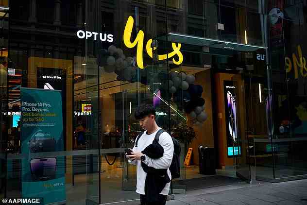 Hacker durchbrachen die Cybersicherheit des Telekommunikationsunternehmens Optus, um persönliche Daten von 9,8 Millionen Kunden zu entwenden, die bereits 2017 gestohlen wurden (im Bild ein Optus-Geschäft in Sydney).