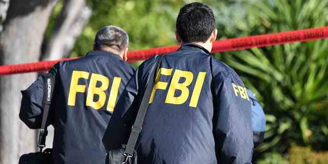 FBI-Agenten nähern sich einem Tatort