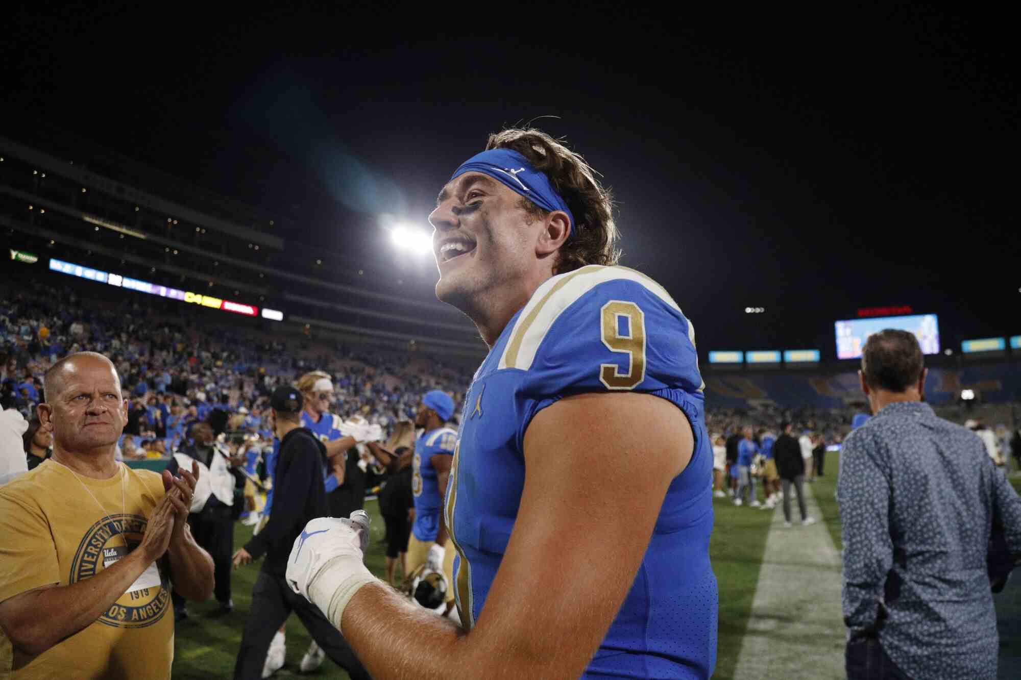 Jake Bobo lächelt nach dem Sieg der UCLA gegen Washington im Rose Bowl am 30. September.