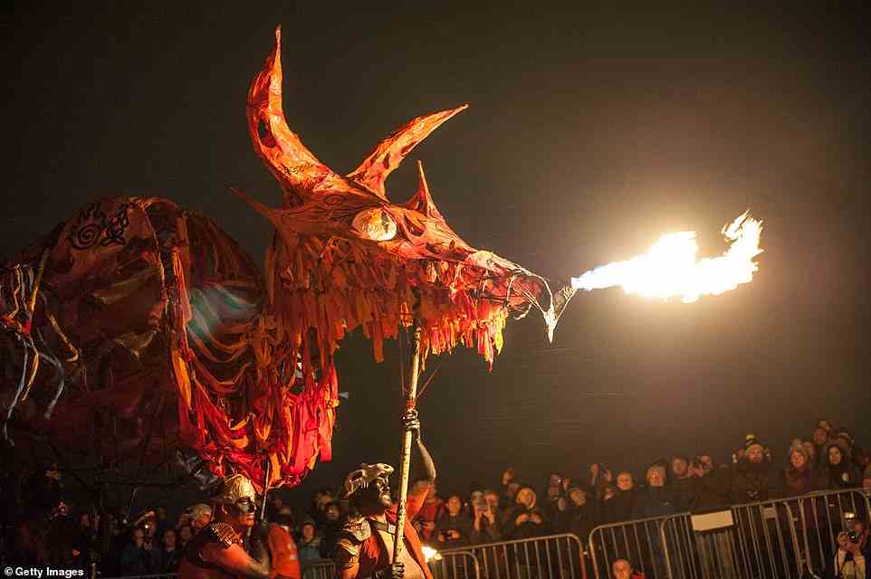 Feuerlinie: Das Beltane Fire Festival in Edinburgh ist ein heidnisches Ritual, das vom alten gälischen Beltane-Fest inspiriert ist, um den Beginn des Sommers zu feiern.  