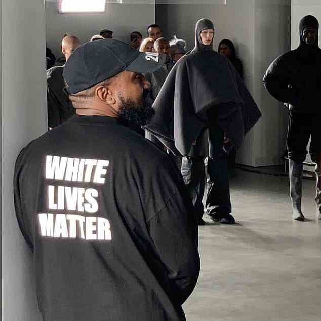 Schockierend für die Fans: Ye trug das „White Lives Matter“-Design zum ersten Mal bei seiner überraschenden Yeezy-Modenschau am Montag in Paris