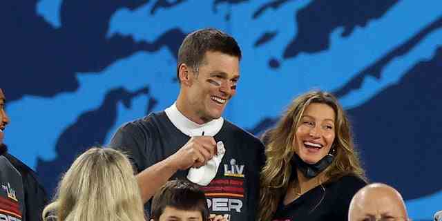 Tom Brady und seine Familie, darunter Ehefrau Gisele Bündchen, feiern nach seinem siebten Super-Bowl-Sieg auf dem Spielfeld.