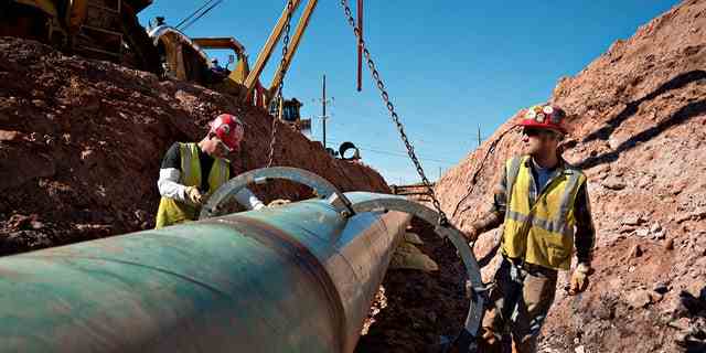 Arbeiter in Oklahoma arbeiten 2013 am Pipelineprojekt Keystone XL.