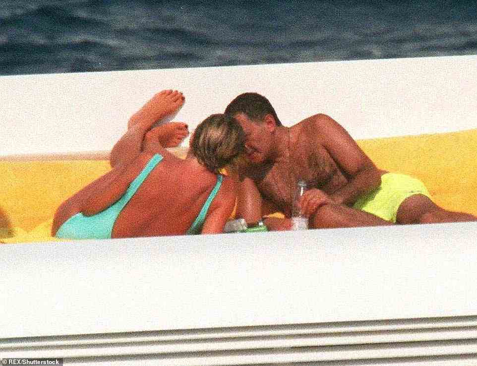 Diana wurde berühmt fotografiert, als sie Dodi auf dem Schiffsdeck küsste und im selben Sommer auf dem Sprungbrett der Jacht seines Vaters ein Sonnenbad nahm