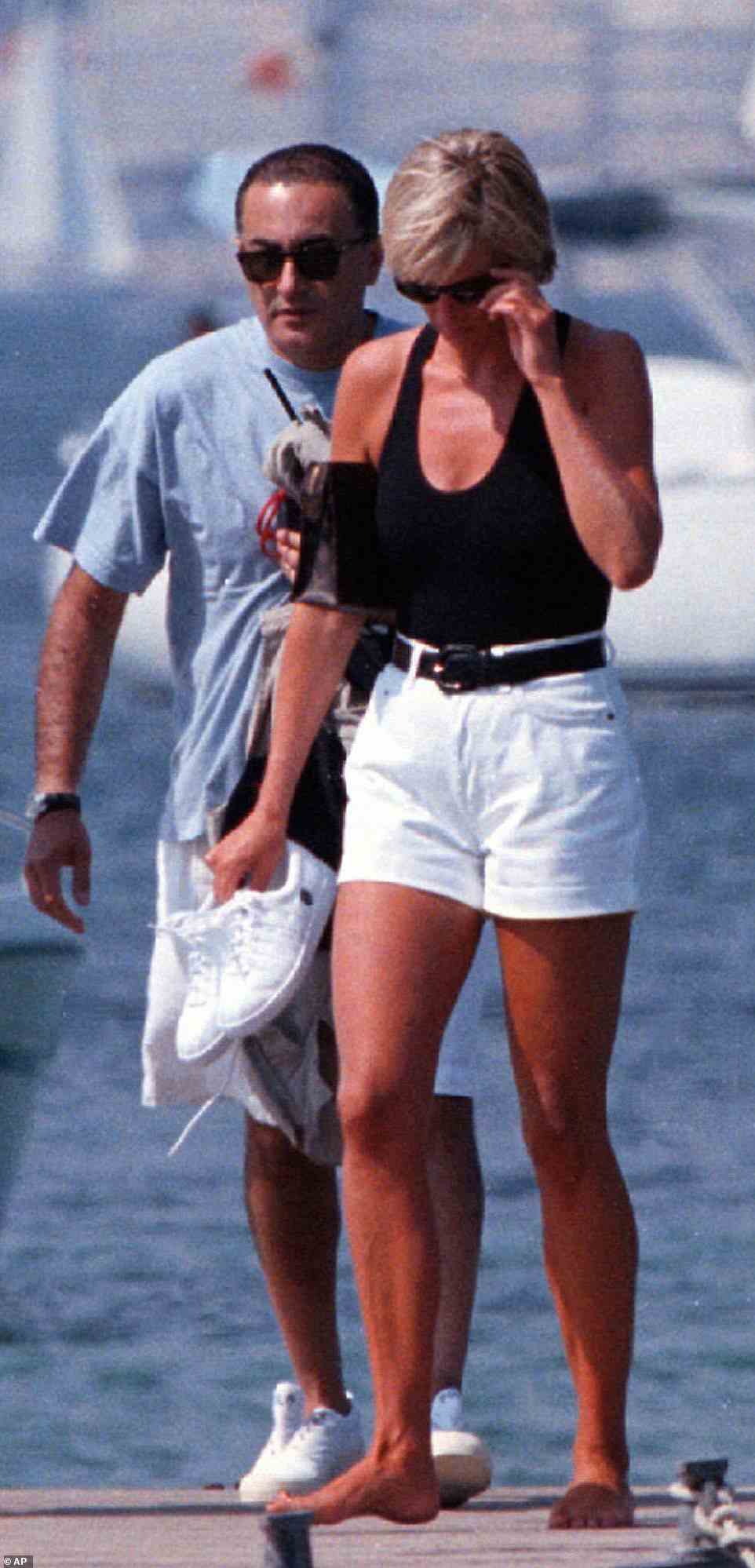Dodi und Diana wurden im Juli 1997, nur wenige Wochen vor ihrem Tod bei einem Autounfall in Paris am 31. August desselben Jahres, fotografiert, als sie die Gesellschaft des anderen auf seinem Boot namens „Cujo“ genossen