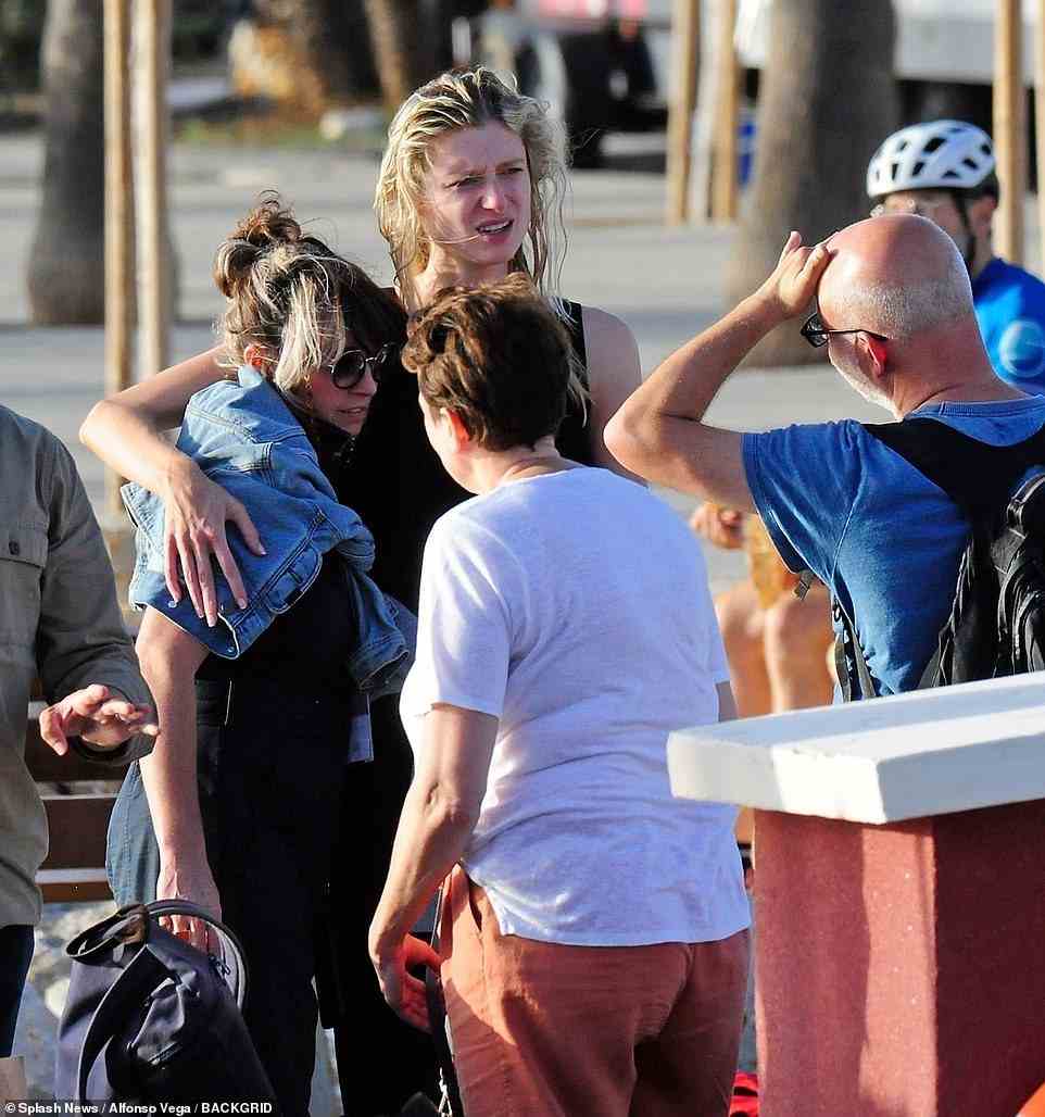 Die Schauspielerin legte ihren Arm um ein Crewmitglied, während sie für die beliebte Serie im Mittelmeer die Dreharbeiten für einen Tag unterbrachen
