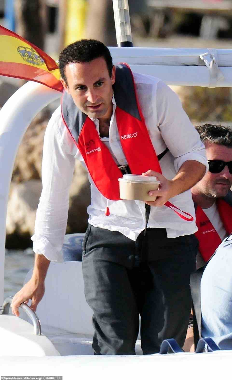 Der Schauspieler verließ das Schmuddelboot, um sein Mittagessen auf der Promenade mit den anderen Besatzungsmitgliedern zu genießen, die anscheinend mit Gepäck warteten