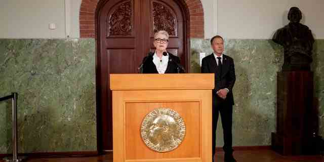 Berit Reiss-Andersen, Vorsitzende des Nobelkomitees, gibt am Freitag, den 7. Oktober 2022 im Nobelinstitut in Oslo, Norwegen, den Gewinner des diesjährigen Friedenspreises bekannt.