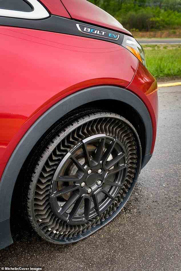 Eine Reihe von Speichen ersetzt die übliche Seitenwand und kann das Gewicht eines Pkw oder SUV genauso gut tragen wie herkömmliche Reifen