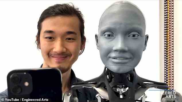 Ameca, ein Produkt der in Großbritannien ansässigen Engineered Arts und als der „fortschrittlichste“ humanoide Roboter der Welt bezeichnet, wurde zuvor in einem Video gesehen, wie er die Hand eines Forschers ergriff, weil er seinen „persönlichen Bereich“ betreten hatte.
