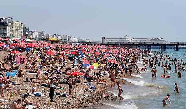 Menschen am Strand in Brighton, East Sussex am 19. Juli 2022, als die Temperaturen in Großbritannien zum ersten Mal 40 ° C (104 ° F) erreichten