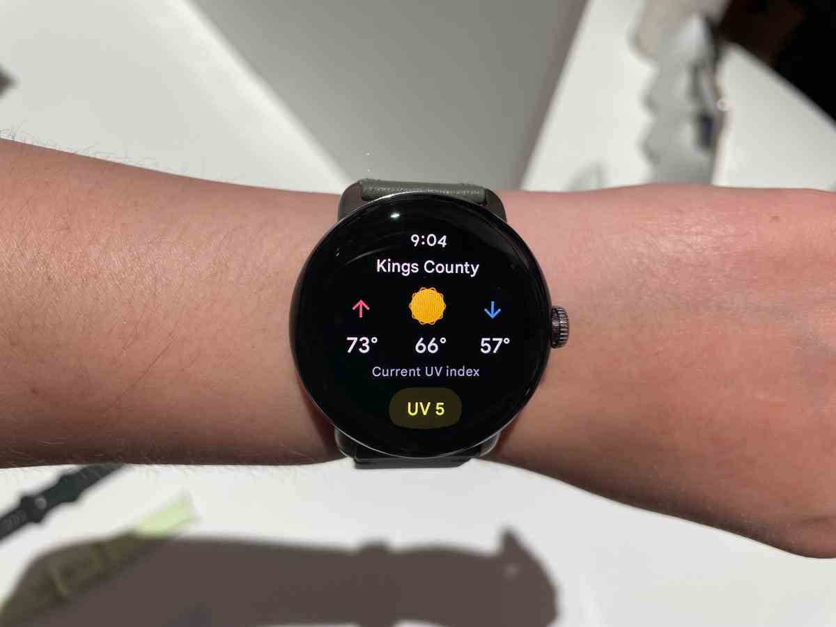 Googles Pixel Watch, die das Wetter zeigt, wird getragen