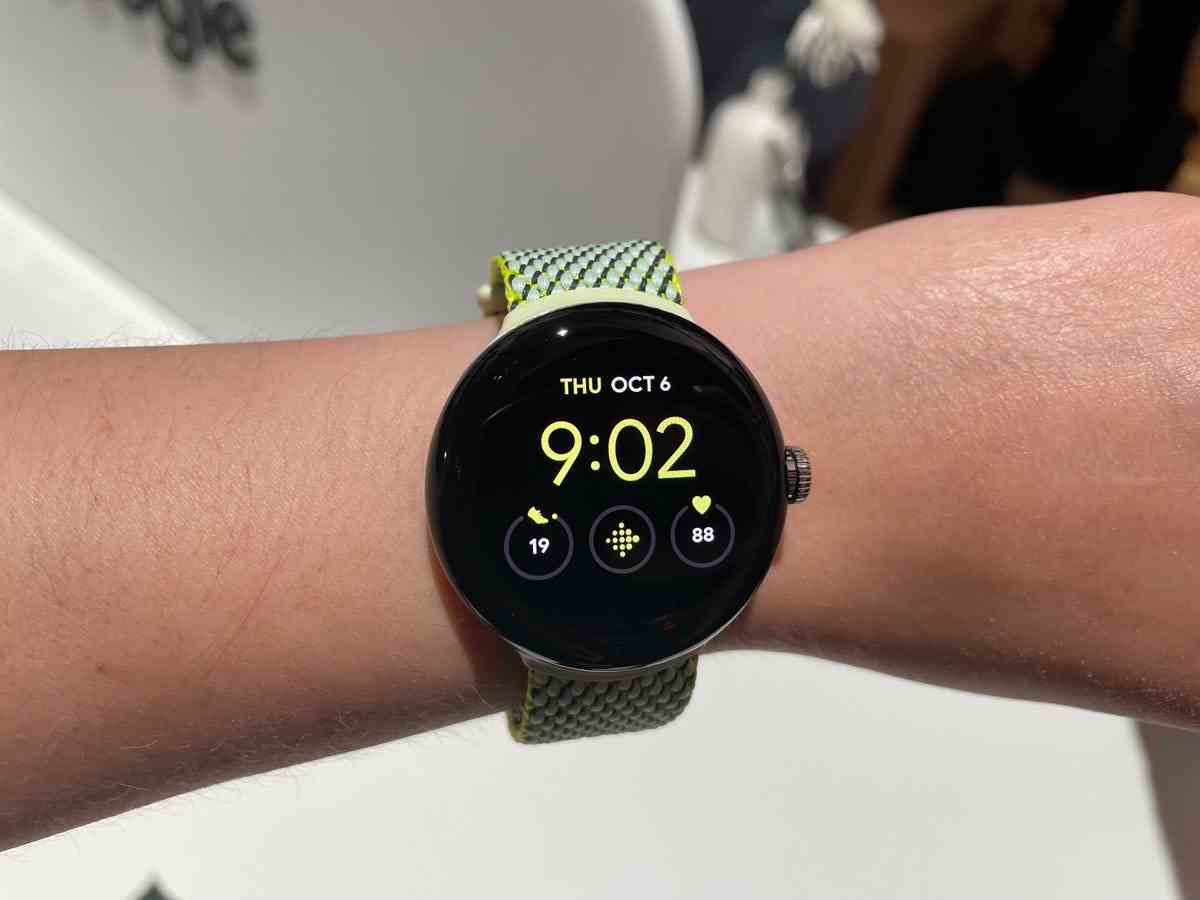 Google Pixel Watch mit gelbem Ziffernblatt