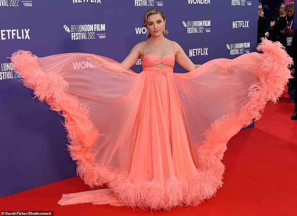Atemberaubend: Die 26-jährige Schauspielerin sah unglaublich aus, als sie in einem auffälligen Kleid mit rosafarbenem Federbesatz einen mutigen Auftritt auf dem roten Teppich machte