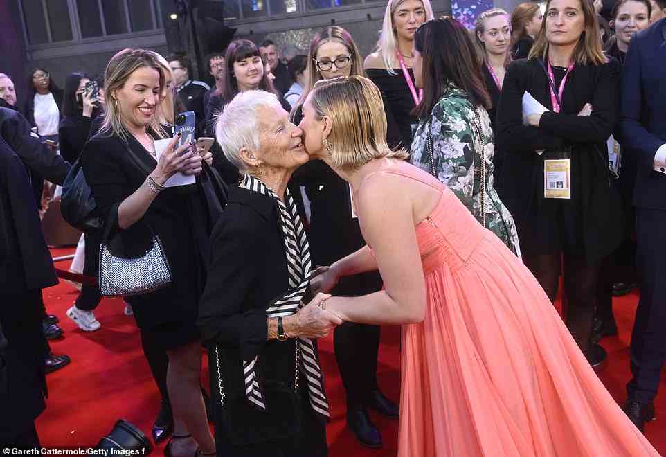 Besonderer Moment: Die Schauspielerin gab ihrer Oma einen süßen Kuss auf die Wange