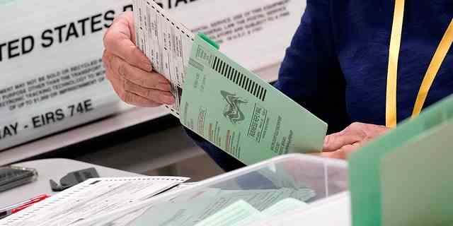 Wahlhelfer sortieren Stimmzettel am 21. Oktober 2020 im Maricopa County Recorder's Office in Phoenix, Arizona.