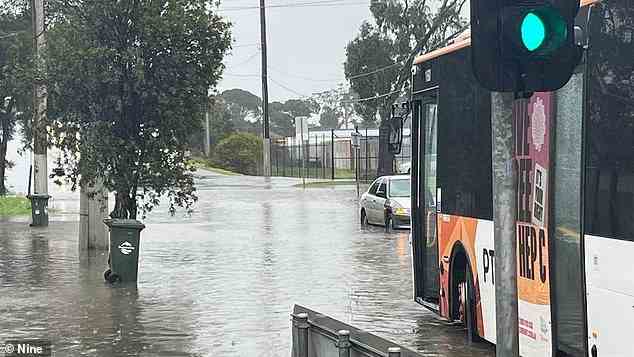 Wildes Wetter kommt, nachdem schwere Regengüsse am Freitag in Melbourne die Straßen abschnitten und der SES mehr als 300 Hilferufe in ganz Victoria erhielt