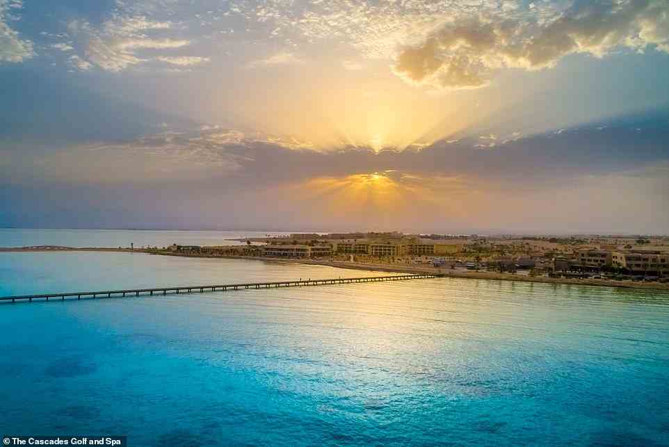 Ian beschreibt das Resort als „Hügelparadies am Roten Meer“.  Es liegt nur 45 Minuten vom internationalen Flughafen Hurghada und zwei Stunden von Luxor entfernt
