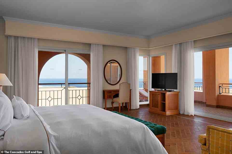 Das Hotel mit 158 ​​Zimmern verfügt über „geräumige Zimmer, die in warmen Sandfarben mit Fliesenböden dekoriert sind“.