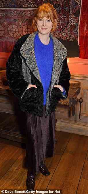 Zu ihr gesellte sich ihre Schauspielkollegin Emily Beecham, 39, die sich für schicke, aber lässige Kleidung entschied und einen königsblauen Pullover und einen kaffeebraunen Satinrock trug