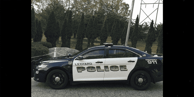 Die Polizei von Ledyard reagierte um 21:08 Uhr auf einen Raubüberfall in der Gallup Hill Road.  Mitarbeiter der Tankstelle berichteten, dass sie mit vorgehaltener Waffe von einem Mann ausgeraubt wurde, der als Schwarzer oder Hispanoamerikaner beschrieben wurde und dann über die Straße zu einem Fluchtauto rannte.