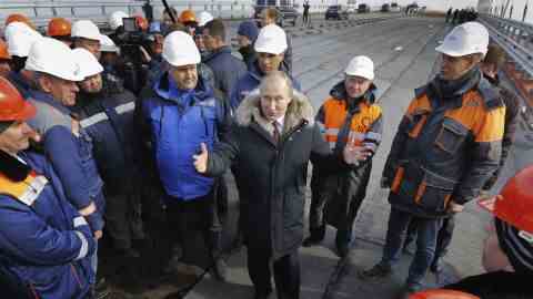 Präsident Wladimir Putin eröffnet im März 2018 die Straßen-Schienen-Brücke, die die Krim mit dem russischen Festland verbindet. 