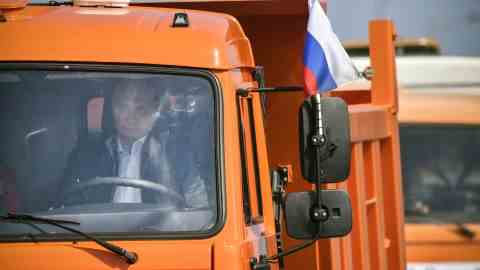 Putin fährt während einer Zeremonie zur Eröffnung der Brücke am 15. Mai 2018 einen Kamaz-Lastwagen. 