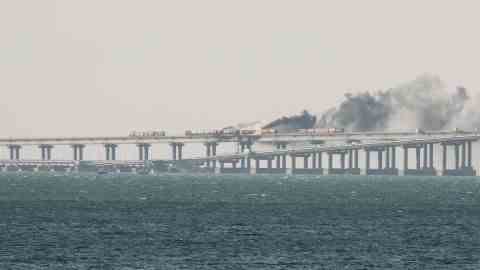 Eine Ansicht zeigt am 8. Oktober 2022 brennende Kraftstofftanks und beschädigte Abschnitte der Kertsch-Brücke. 