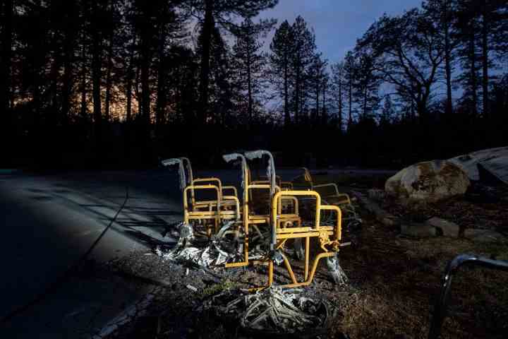 Verbrannte Rollstühle stehen vor Cypress Meadows Post-Acute, einem Pflegeheim, das am 4. Dezember 2018 vom Lagerfeuer in Paradise, Kalifornien, dem Erdboden gleichgemacht wurde. 
