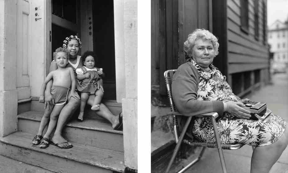 2 Schwarz-Weiß-Fotos: Frau mit Lockenwicklern sitzt mit Kleinkind und Baby auf Verandastufen;  Frau in geblümtem Kleid und Strickjacke sitzt im Liegestuhl auf dem Bürgersteig 