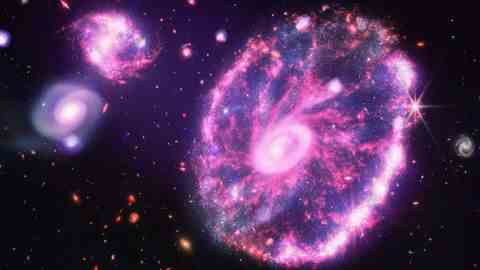 Chandras Röntgendaten trugen zum Leuchten im Bild des Webb-Teleskops der Cartwheel-Galaxie bei.