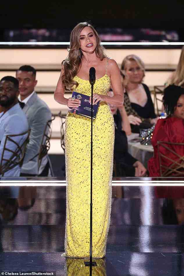 Leuchtend: Die Schönheit sah in einem gelben Kleid unglaublich aus, als sie Matthew Macfadyen den Preis für den herausragenden Nebendarsteller in einer Dramaserie überreichte