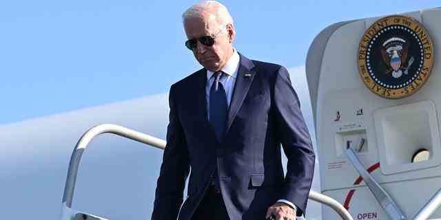 US-Präsident Joe Biden steigt am 7. Oktober 2022 bei der Ankunft am Philadelphia International Airport in Philadelphia aus der Air Force One.