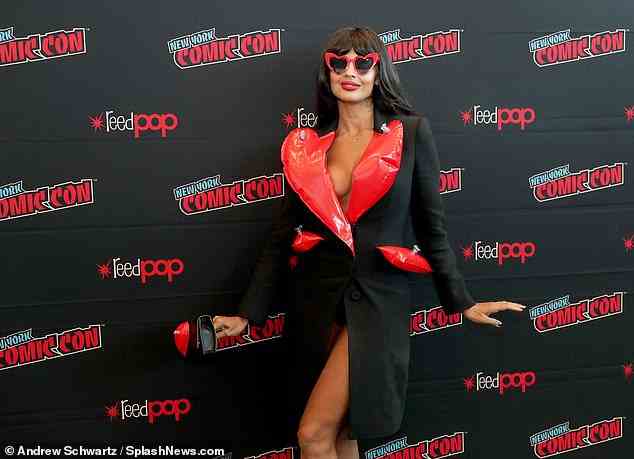 Die 36-jährige She-Hulk: Attorney At Law-Schauspielerin betrat den roten Teppich in einem schrulligen Moschino-Mantel, der ihr üppiges Dekolleté und ihre vorbildlichen Beine betonte