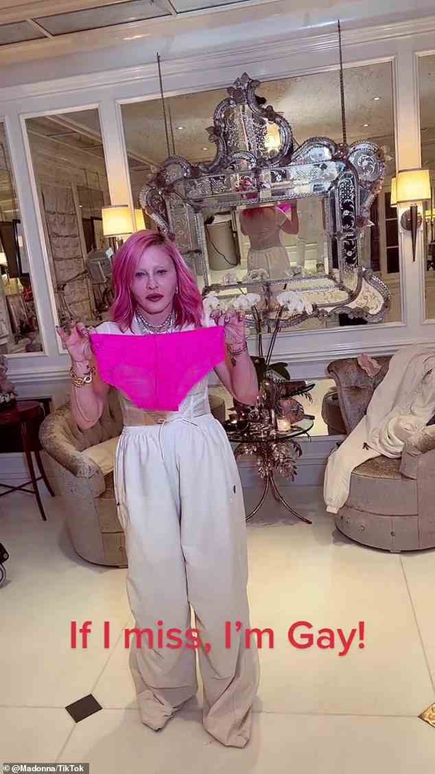 Interessant: Die Material Girl-Hitmacherin, 64, hat einen Clip von sich selbst in ihrem Badezimmer geteilt, als sie versuchte, ein Paar pinkfarbene Höschen in den Mülleimer zu werfen, und komplett vermisst wurde