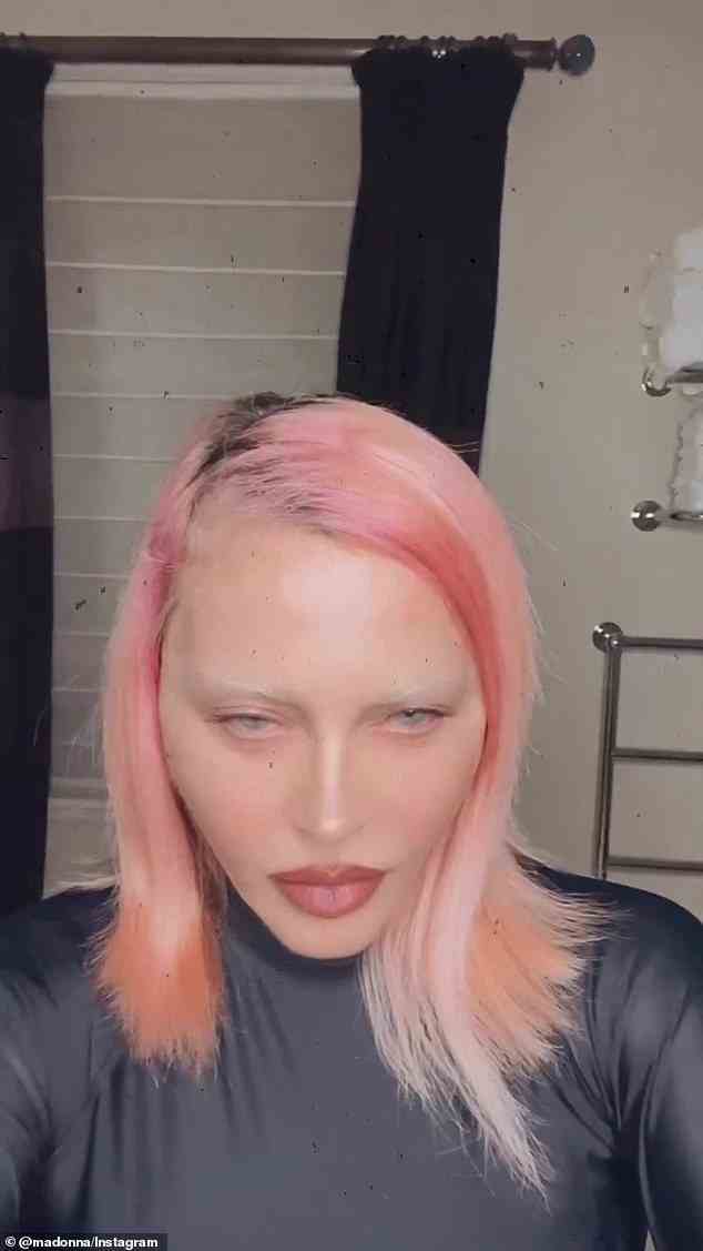 Rosa Haare: Madonna zeigte auch ihre rosa Haare und gebleichten Augenbrauen in einem anderen Video, das am Sonntag auf ihrem Instagram gepostet wurde