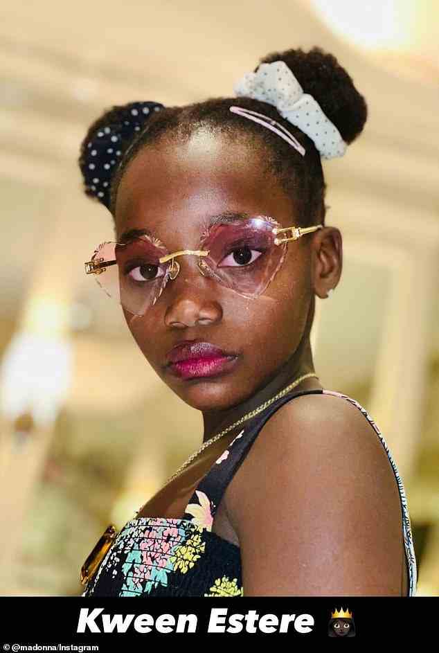 Entzückend: Ein weiterer Beitrag zeigte ihre Tochter Estere, 10, wie sie eine herzförmige rosa Brille mit der Aufschrift „Kween Estere“ trug.