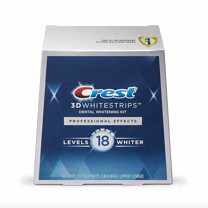 Eine blau-silberne Schachtel der Crest 3D White Professional Effects Whitestrips auf weißem Hintergrund