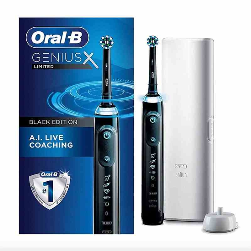 Eine schwarze Oral-B Genius X elektrische Zahnbürste mit weißem Reiseetui und blauer Verpackung auf weißem Hintergrund.
