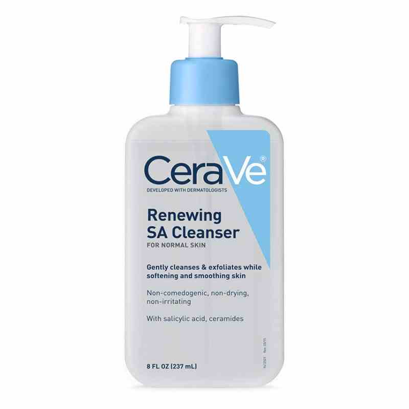 Eine hellblaue und weiße Pumpflasche des Gesichtsreinigers CeraVe Renewing SA Cleanser auf weißem Hintergrund.