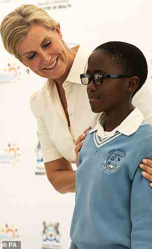 She gave glasses to children who have participated in the Pono Yame school eye health programme