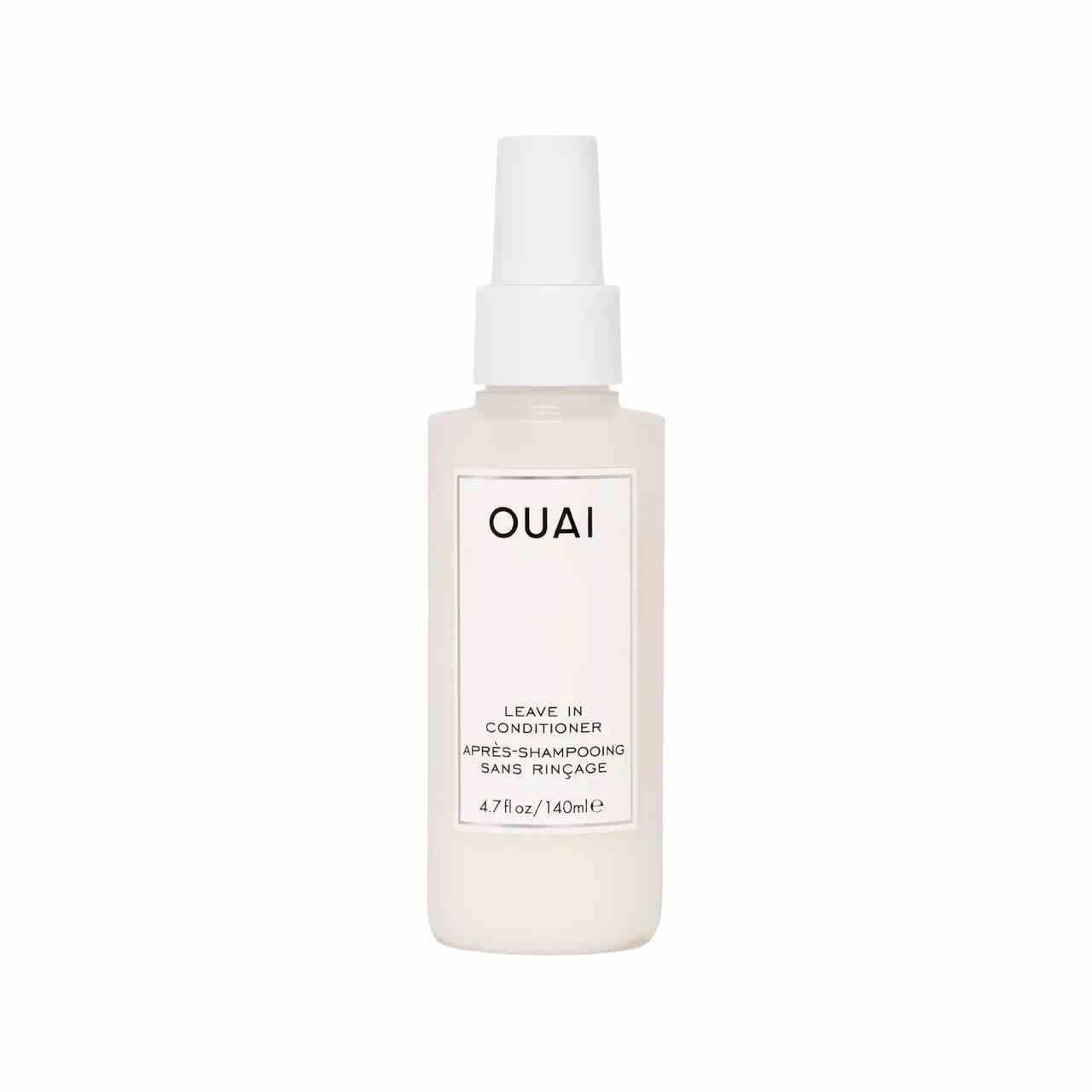Ouai Leave In Conditioner weiße Sprühflasche auf weißem Hintergrund