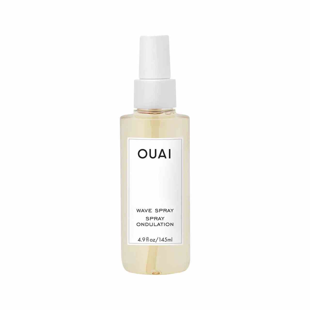 Ouai Wave Spray transparente Sprühflasche mit blassgelbem Wellenspray auf weißem Hintergrund