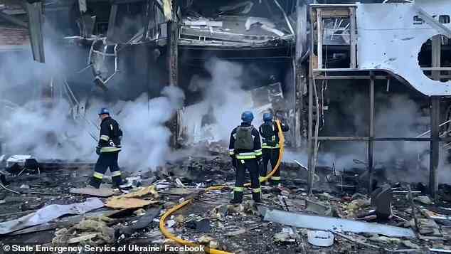 Feuerwehrleute arbeiten daran, ein Feuer zu löschen, das durch einen russischen Raketenangriff auf die Stadt Saporischschja über Nacht verursacht wurde, wobei mindestens eine Person getötet wurde
