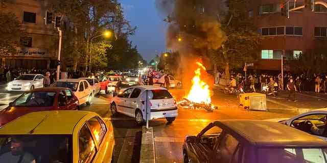 Ein Polizeimotorrad brennt während eines Protestes am 19. September 2022 in Teheran, Iran, wegen des Todes von Mahsa Amini, einer jungen Iranerin, die starb, nachdem sie von der Nation festgenommen worden war "Moralpolizei." (Westasiatische Nachrichtenagentur über Reuters)